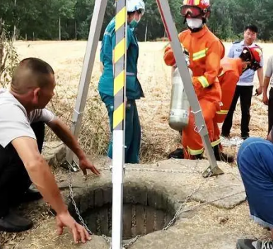 炎熱夏季，男子被困30米深井，消防員用救援支架實(shí)施救援