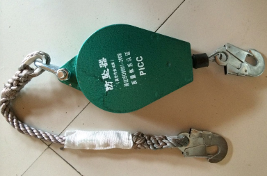 高空作業(yè)驚險一幕，十二樓無(wú)防具擦外窗玻璃